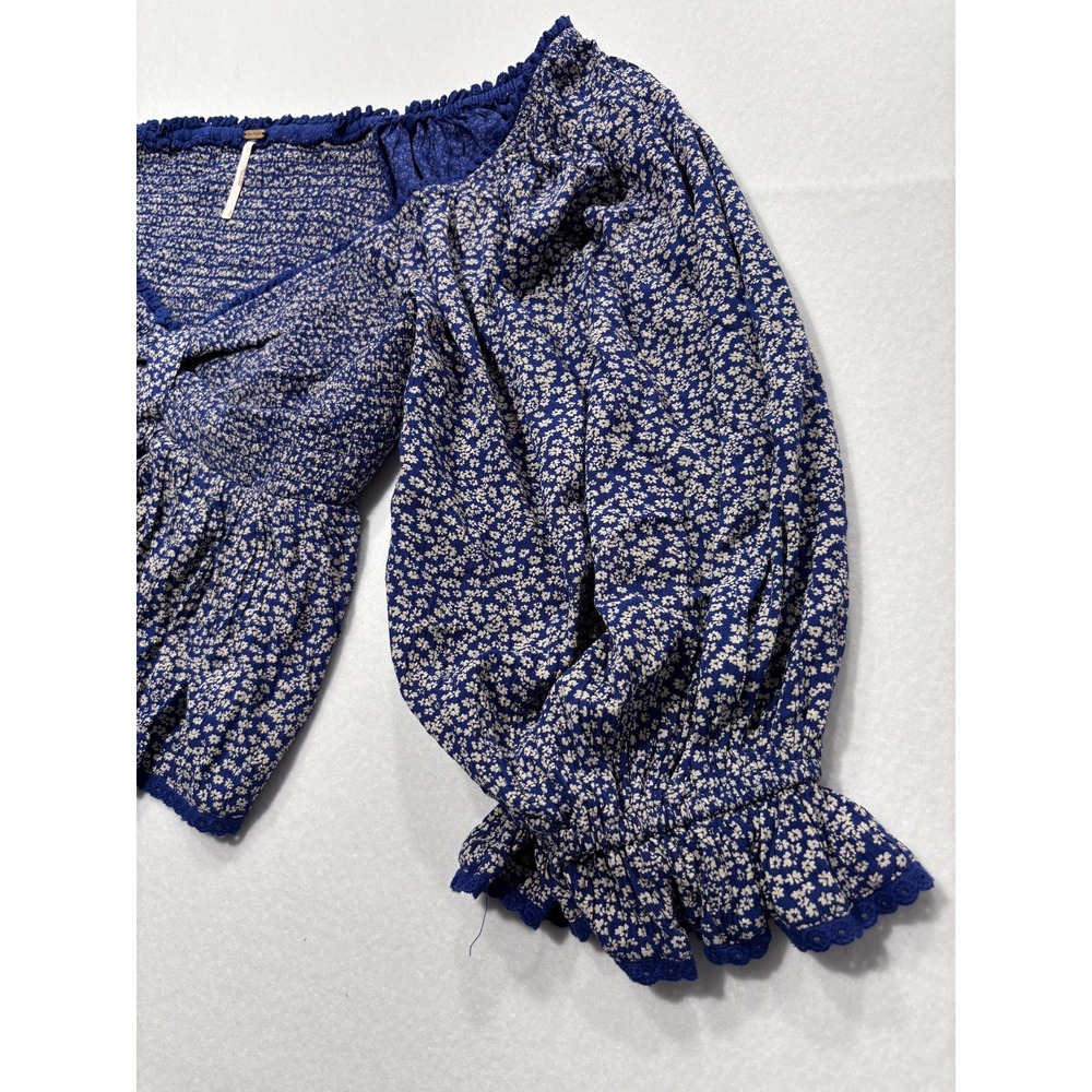 Free People Blouse Womens Large Blue Floral Off Shoulder Smocked Crop Top Boho - Picture 10 of 14